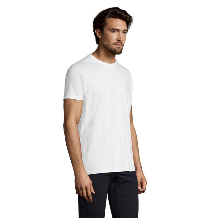 Homme portant un t-shirt blanc simple