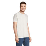Homme portant un t-shirt blanc et jean bleu