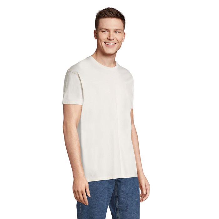 Homme portant un t-shirt blanc et jean bleu