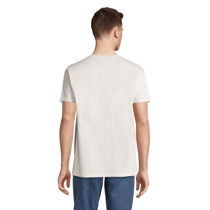 Homme portant un t-shirt blanc vu de dos