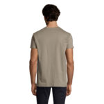Homme portant un t-shirt beige vu de dos