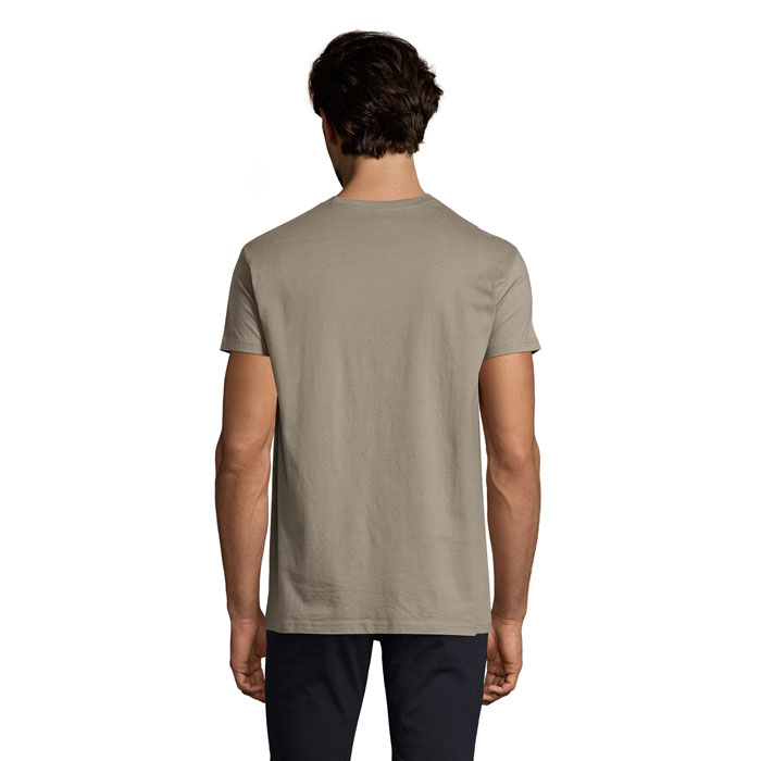 Homme portant un t-shirt beige vu de dos