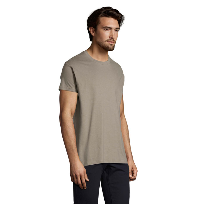 Homme portant un t-shirt beige simple
