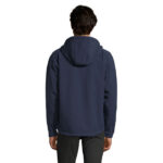 Homme portant une veste à capuche bleue.