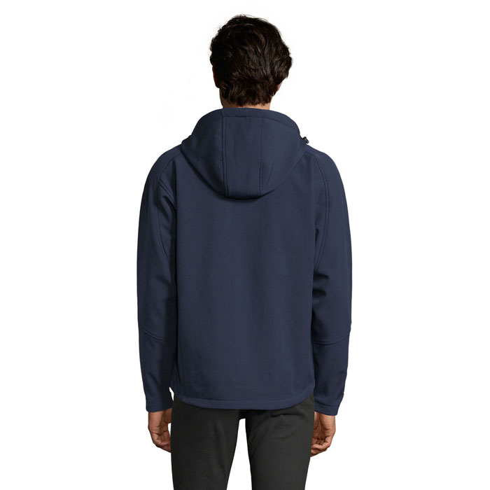 Homme portant une veste à capuche bleue.