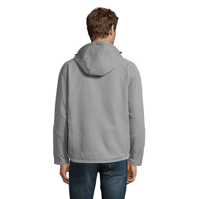 Homme portant une veste grise à capuche