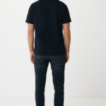 Homme portant t-shirt noir et jean foncé