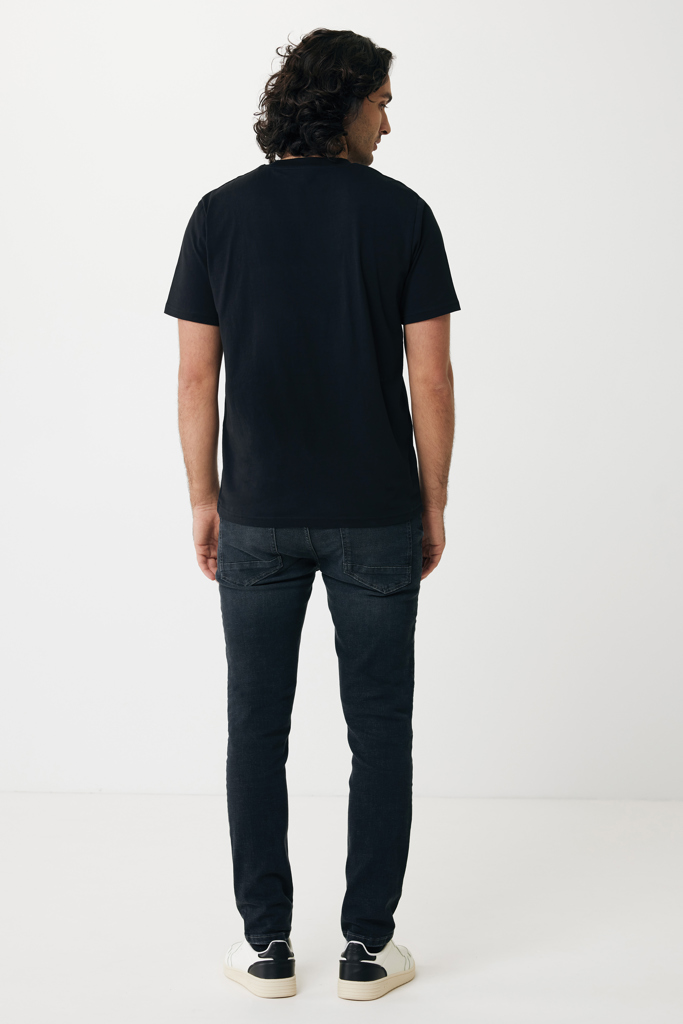 Homme portant t-shirt noir et jean foncé