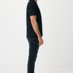 Homme portant t-shirt noir et jean foncé