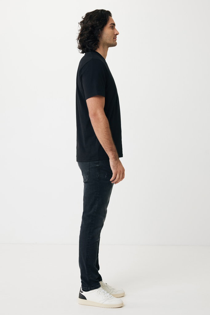 Homme portant t-shirt noir et jean foncé