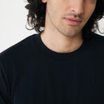 Homme portant un t-shirt noir simple.
