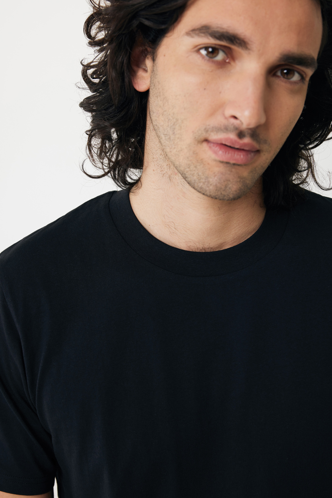 Homme portant un t-shirt noir simple.