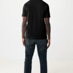 Homme portant t-shirt noir et jean foncé