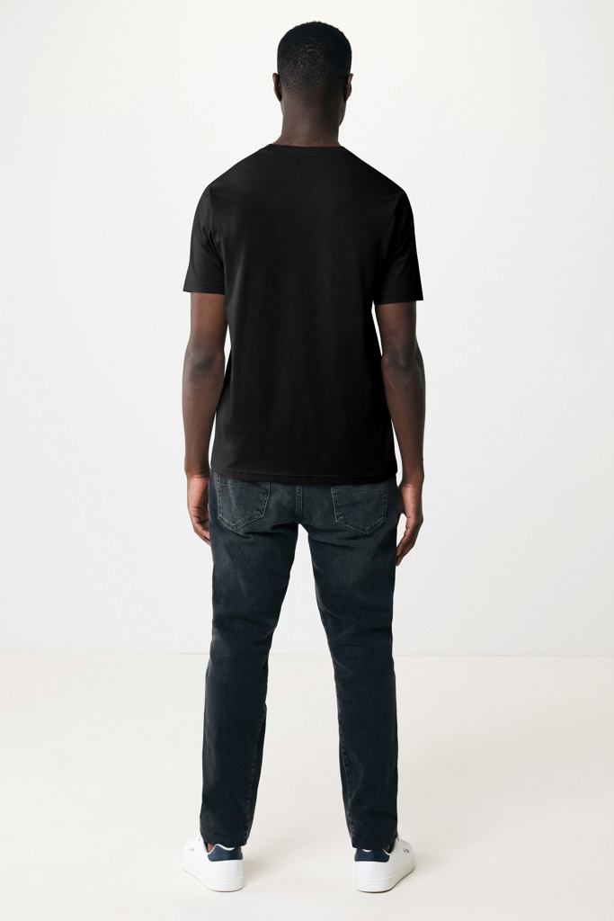 Homme portant t-shirt noir et jean foncé