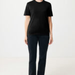 Personne portant t-shirt noir et jean foncé.