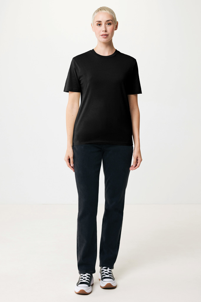 Personne portant t-shirt noir et jean foncé.