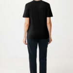 Personne portant un t-shirt noir et jean foncé.
