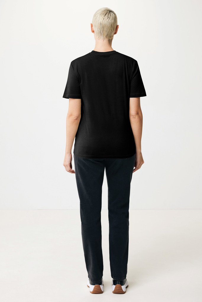 Personne portant un t-shirt noir et jean foncé.
