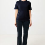 Personne portant un t-shirt noir et jean foncé