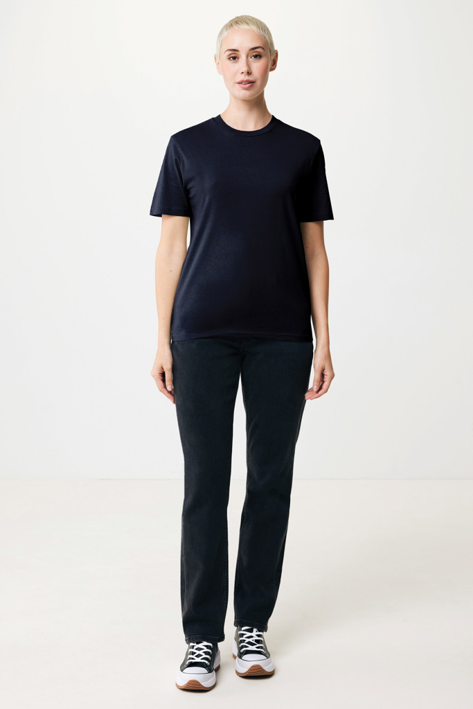 Personne portant un t-shirt noir et jean foncé