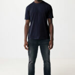 Homme portant t-shirt noir et jean foncé