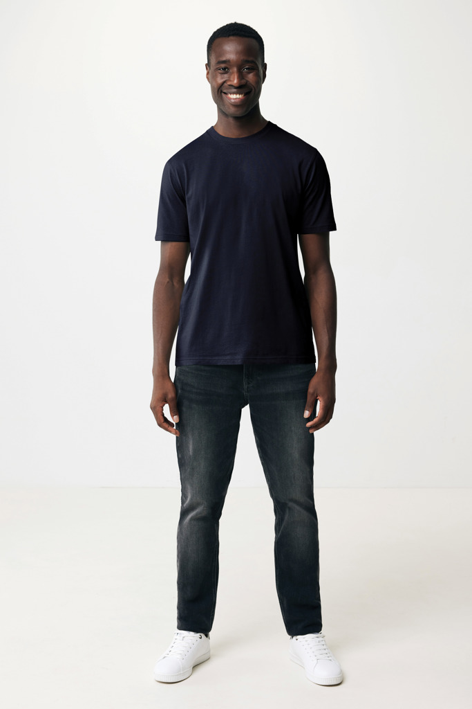 Homme portant t-shirt noir et jean foncé