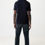 Homme portant t-shirt noir et jean foncé