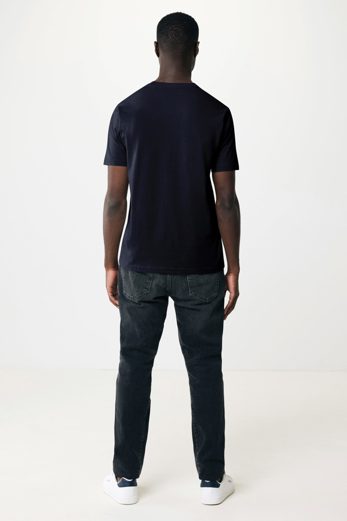 Homme portant t-shirt noir et jean foncé