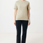 Personne portant un t-shirt beige et jean noir