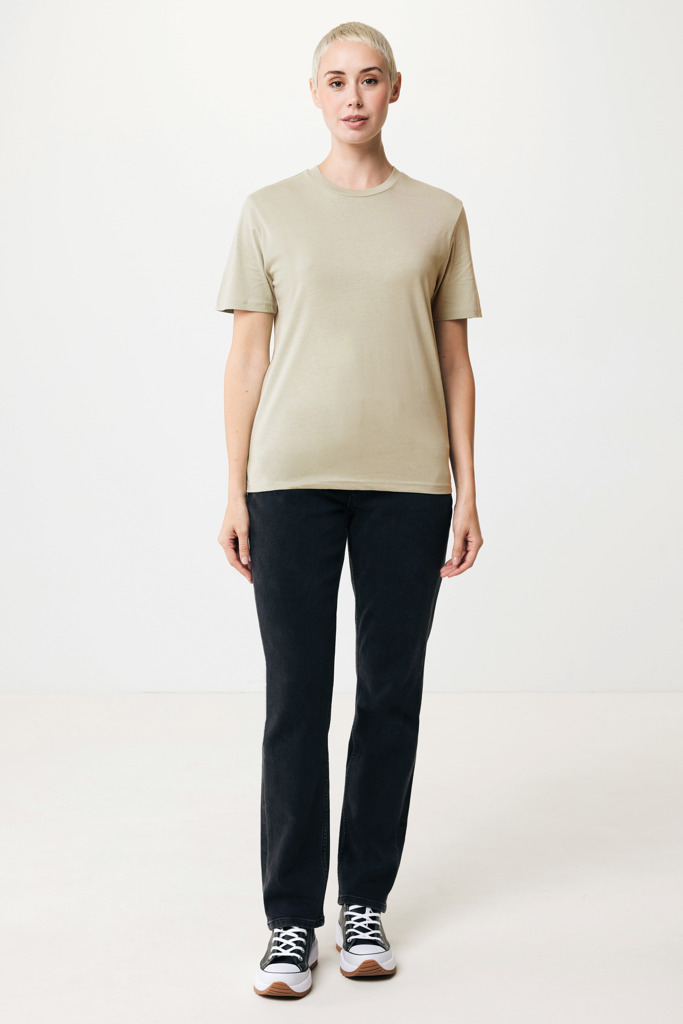 Personne portant un t-shirt beige et jean noir