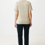 Personne portant t-shirt beige et jean noir