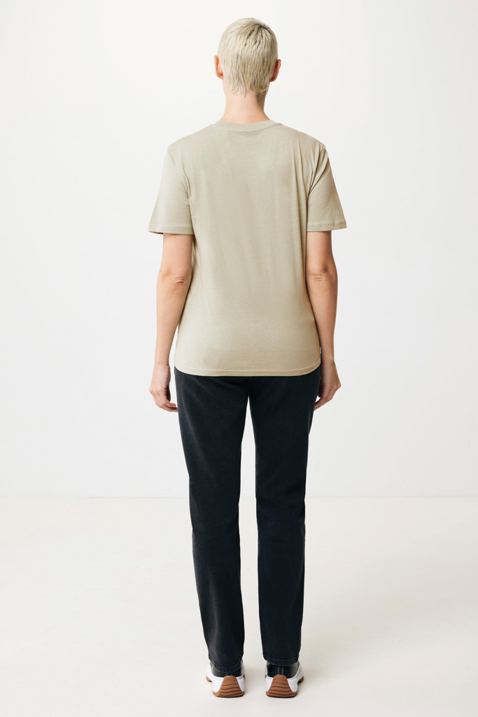 Personne portant t-shirt beige et jean noir