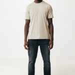Homme portant t-shirt beige et jean noir