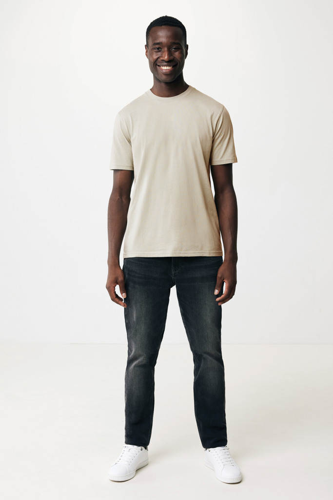 Homme portant t-shirt beige et jean noir