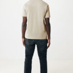 Homme portant t-shirt beige et jean noir.