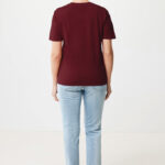 Personne portant t-shirt bordeaux et jean clair.