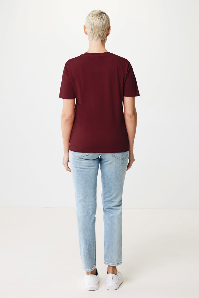 Personne portant t-shirt bordeaux et jean clair.