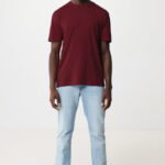 Homme portant t-shirt bordeaux et jean clair