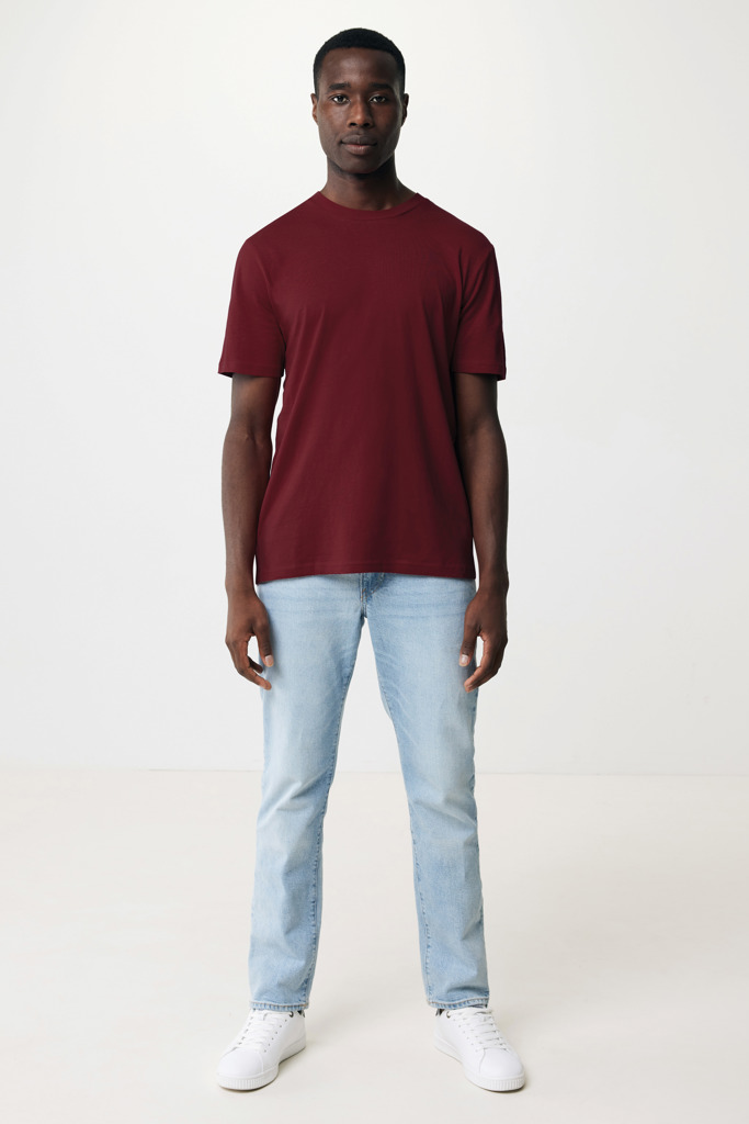 Homme portant t-shirt bordeaux et jean clair