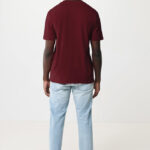 Homme portant t-shirt bordeaux et jean clair