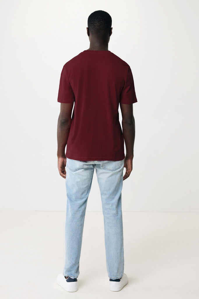 Homme portant t-shirt bordeaux et jean clair