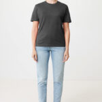 Personne portant t-shirt gris et jean clair