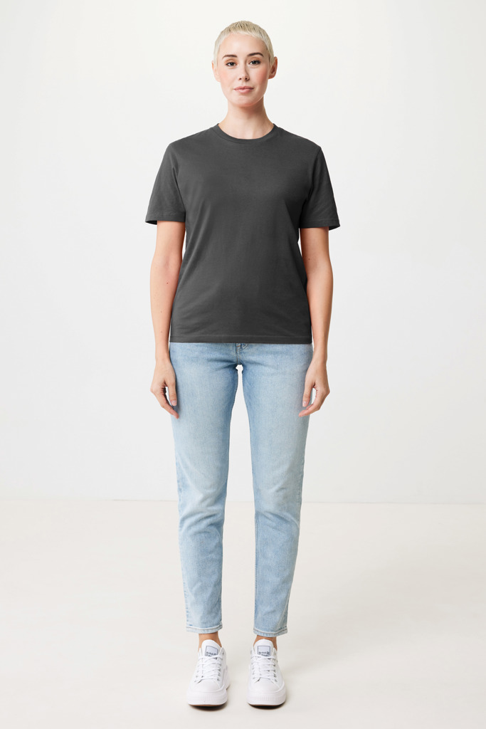 Personne portant t-shirt gris et jean clair