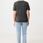 Personne portant un t-shirt gris et jean clair