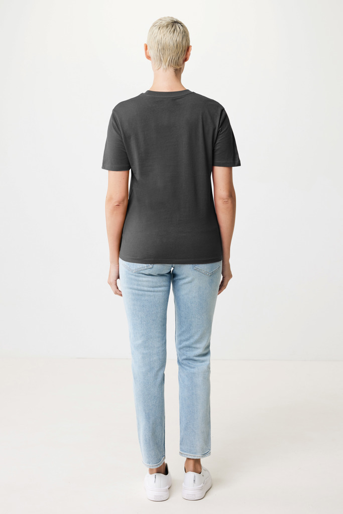 Personne portant un t-shirt gris et jean clair
