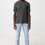 Homme portant t-shirt gris et jean clair
