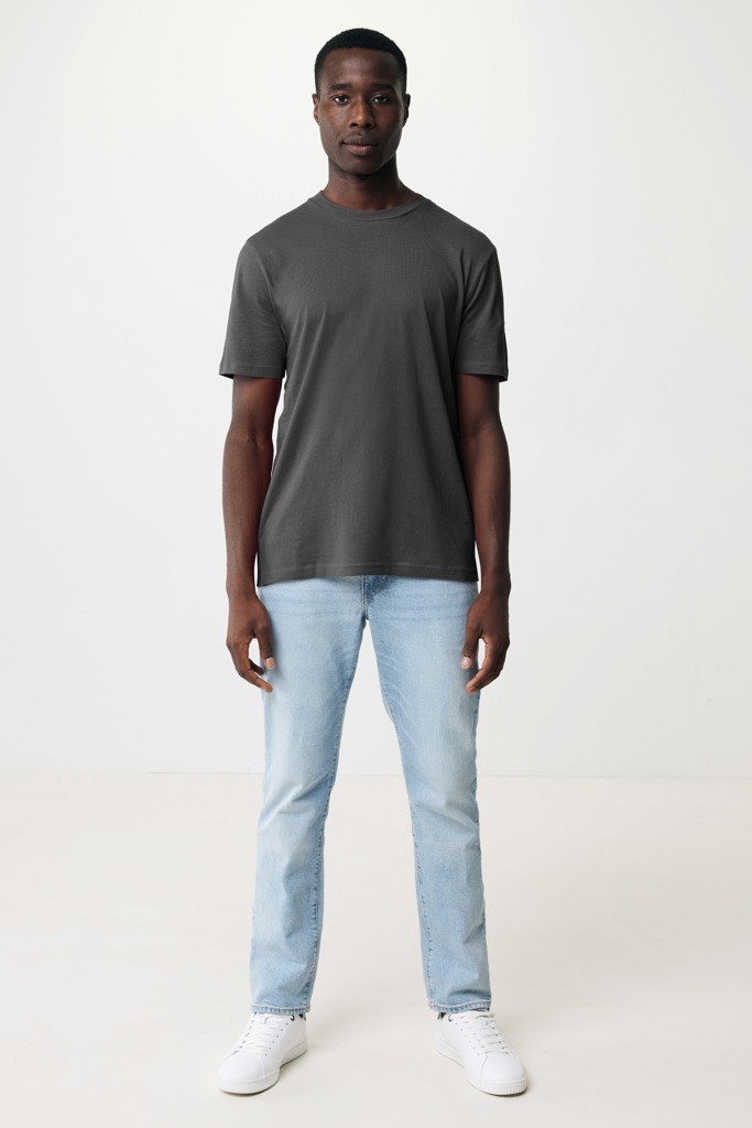 Homme portant t-shirt gris et jean clair
