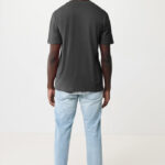 Homme portant t-shirt noir et jean clair