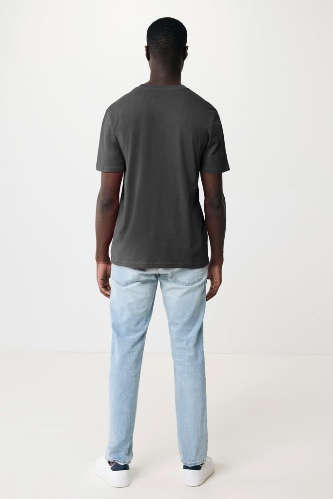 Homme portant t-shirt noir et jean clair