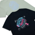 Deux t-shirts avec motifs graphiques colorés au dos